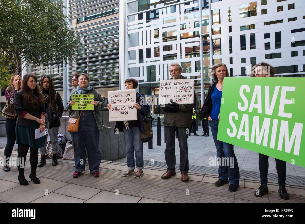 Londra, Regno Unito. 14 Settembre, 2017. I membri del partito dei Verdi, tra cui Vice Leader Amelia Womack e Kent Anti-Racism protesta di rete al di fuori dell'ufficio a casa per attirare l'attenzione sul caso di Samim Bigzad e a chiedere il suo ritorno in condizioni di sicurezza per il Regno Unito. Samim Bigzad, un profugo afgano che sono giunti nel Regno Unito dopo che i talebani hanno minacciato di decapitato di lui era detenuto dal governo britannico e poi deportati in Afghanistan via Istanbul a dispetto di una corte ingiunzione che vieta la sua deportazione. Due ad alta corte i giudici hanno effettuato ordini per chiedere a lui di essere portato indietro al Regno Unito come una questione di urgenza. Foto Stock