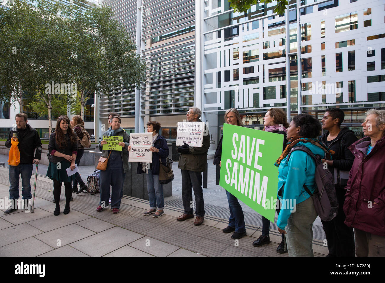 Londra, Regno Unito. 14 Settembre, 2017. I membri del partito dei Verdi, tra cui Vice Leader Amelia Womack e Kent Anti-Racism protesta di rete al di fuori dell'ufficio a casa per attirare l'attenzione sul caso di Samim Bigzad e a chiedere il suo ritorno in condizioni di sicurezza per il Regno Unito. Samim Bigzad, un profugo afgano che sono giunti nel Regno Unito dopo che i talebani hanno minacciato di decapitato di lui era detenuto dal governo britannico e poi deportati in Afghanistan via Istanbul a dispetto di una corte ingiunzione che vieta la sua deportazione. Due ad alta corte i giudici hanno effettuato ordini per chiedere a lui di essere portato indietro al Regno Unito come una questione di urgenza. Foto Stock