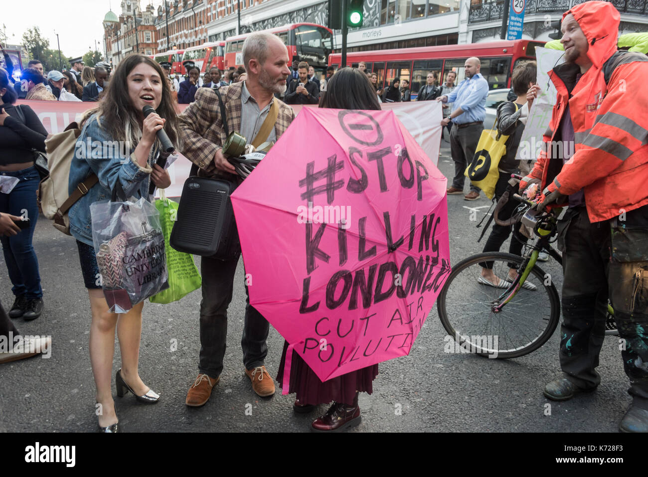 Londra, Regno Unito. 14 settembre 2017. Gli attivisti da 'Stop uccidendo londinesi " stand per la traversata a Brixton stazione della metropolitana bloccando la strada in una protesta contro London's eccessivo inquinamento dell'aria, dovuto principalmente al traffico. L'aria sul Brixton Road violazioni annuale limite di inquinamento in soli 5 giorni circa 70 volte il limite per anno. Sostanze tossiche inquinamento atmosferico risultati in 10.000 decessi prematuri a Londra ogni anno ed è particolarmente nocivo per gli anziani e i più giovani. Per tagliare la perturbazione del traffico si sono spostati al di fuori della strada dopo circa cinque minuti, ha permesso la creazione di traffico fino a mo Foto Stock