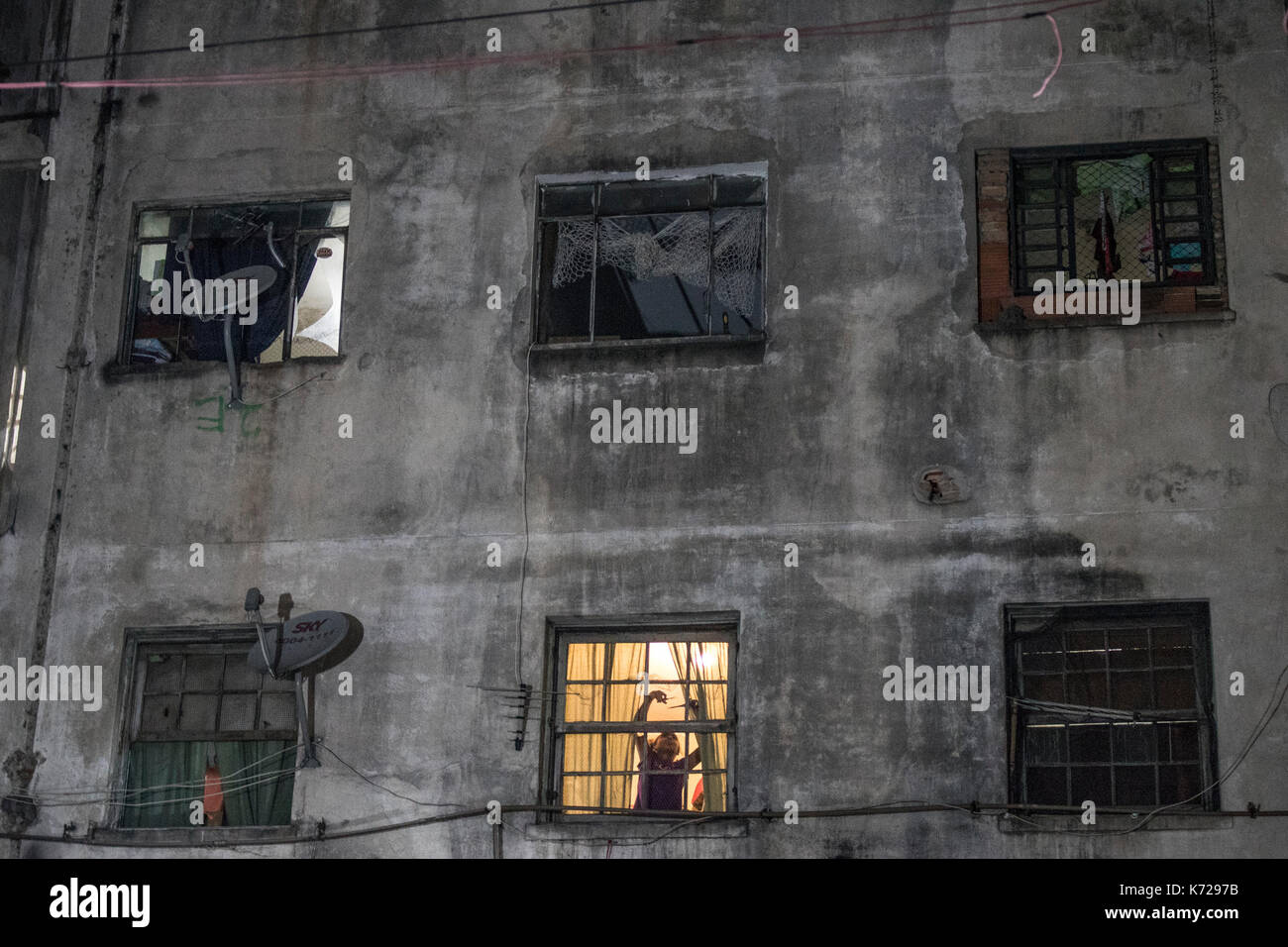 Sao Paulo, Brasile. Xiv Sep, 2017. vista notturna delle finestre illuminate di maua occupazione del movimento di alloggiamento della regione centrale, legate alle persone senza dimora nei movimenti, a mauá street nel centro di Sao Paulo. questa professione è minacciato di reintegrazione nel mese di ottobre del credito: alf ribeiro/alamy live news Foto Stock