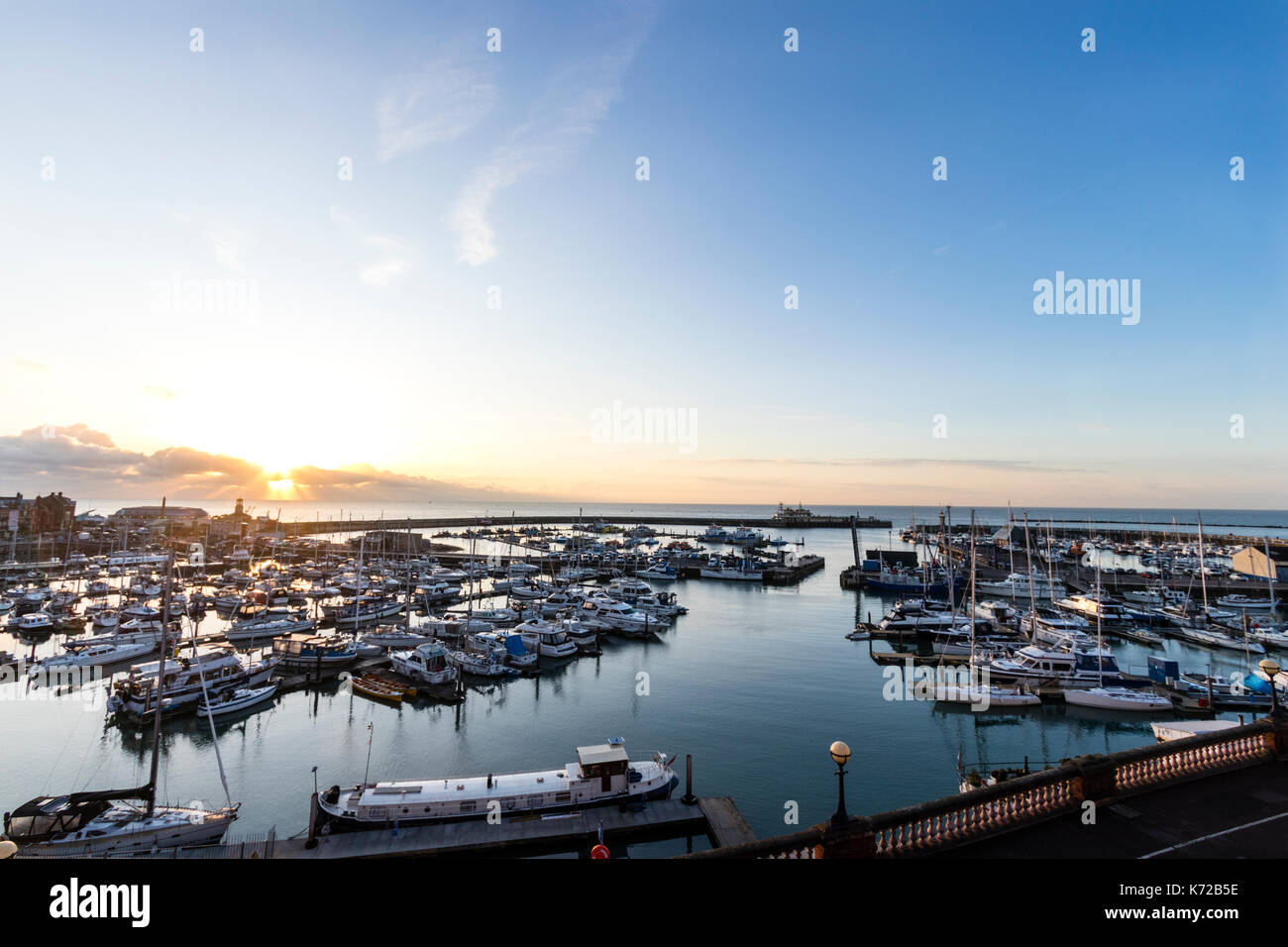 Inghilterra, Ramsgate. Alba sul Canale Inglese e Ramsgate Royal Harbour. Il marina Yachting in primo piano. Abbastanza chiaro cielo blu. Foto Stock