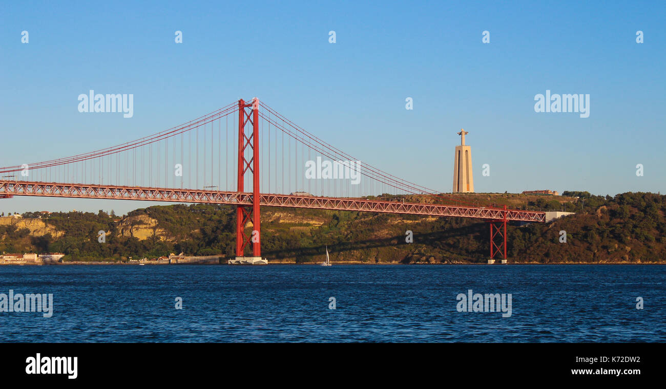 Una vista del XXV Aprile del ponte e il Cristo re statua in almada, attraverso il fiume Tago a Lisbona. IL PORTOGALLO. Foto Stock