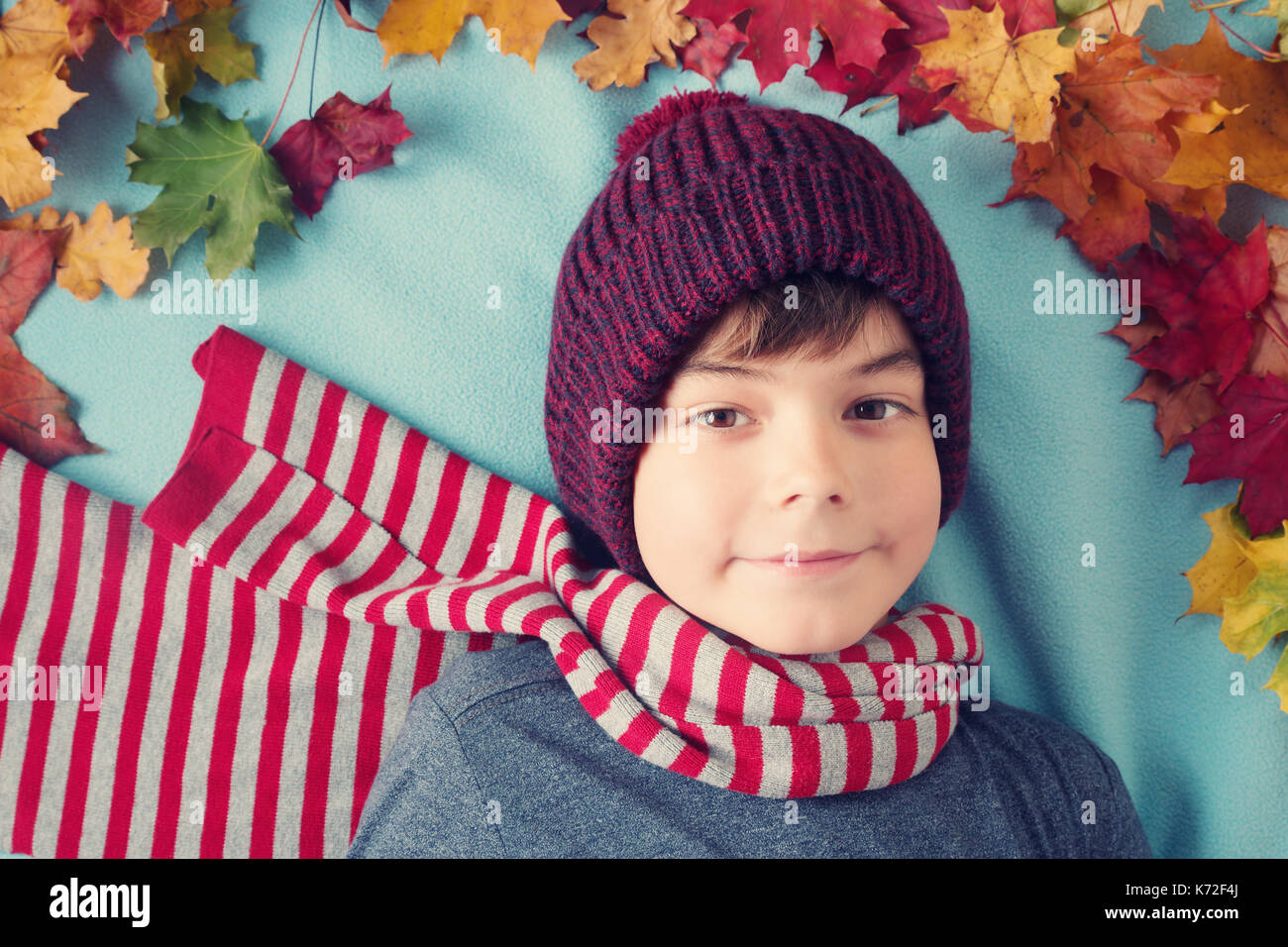 Sette anni vecchio ragazzo di sognare in autunno Foto Stock