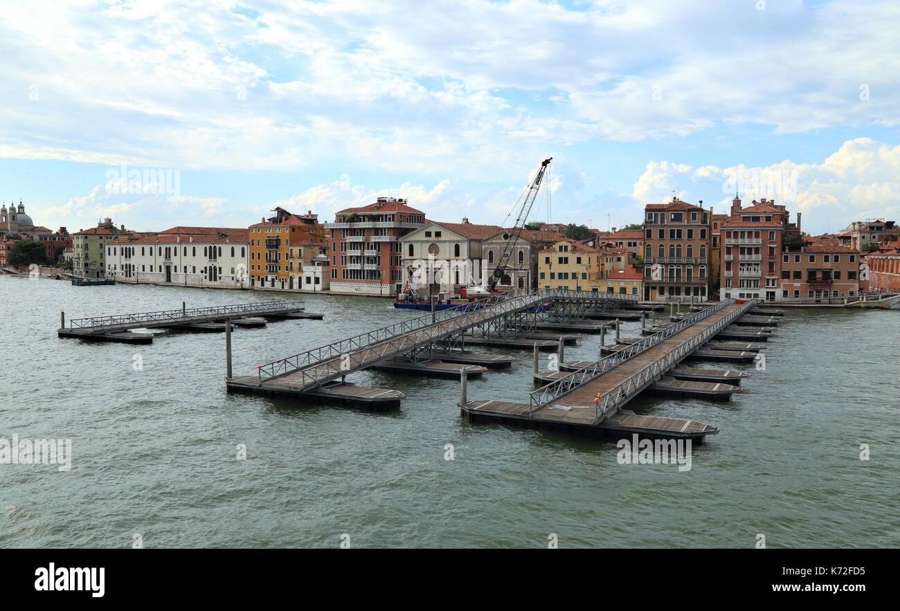 Preparazione del pontoon ponte sul Canale della Giudecca in Festa del Redentore Foto Stock
