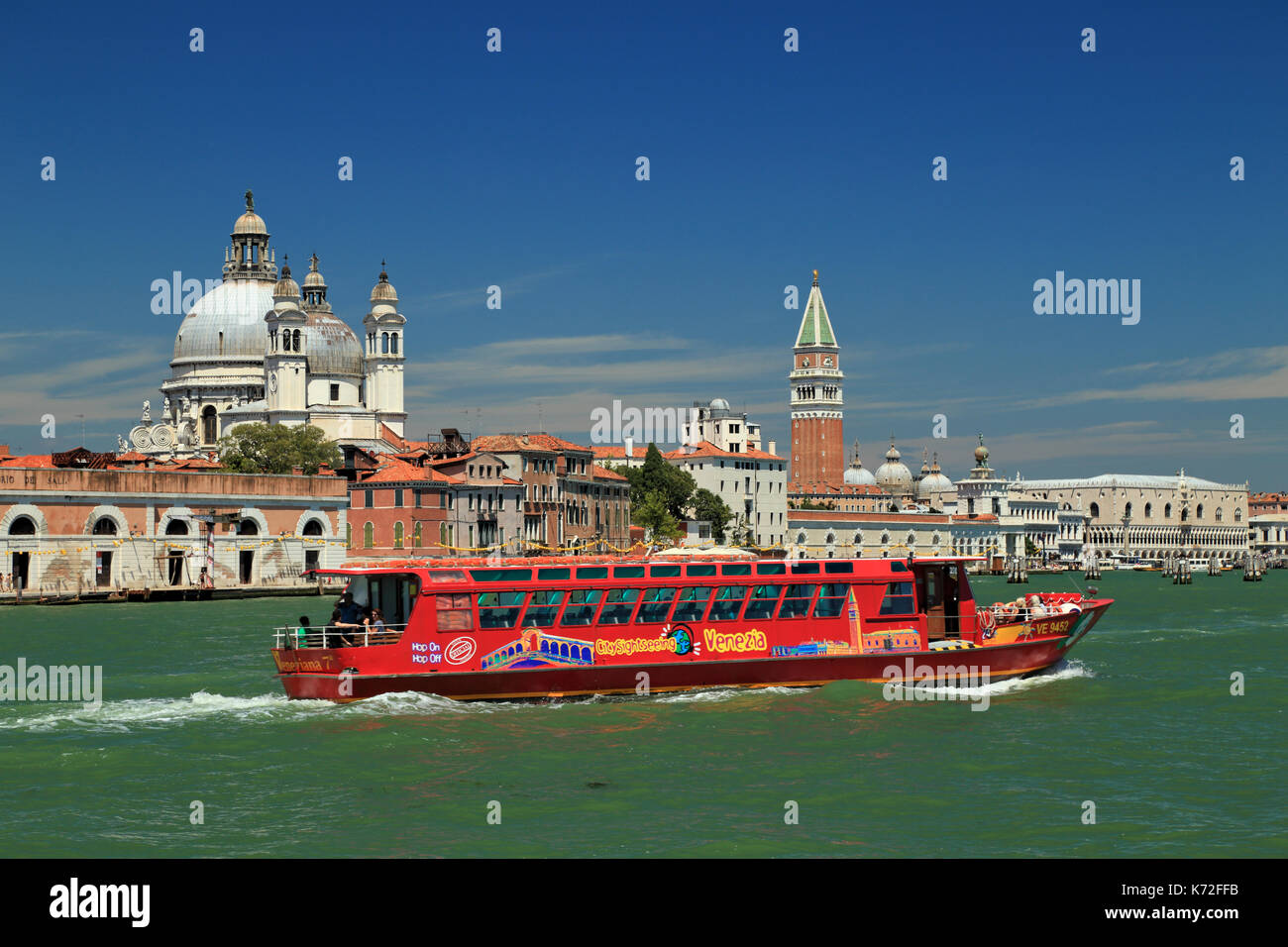 Visita della città in barca turistica a Venezia Foto Stock