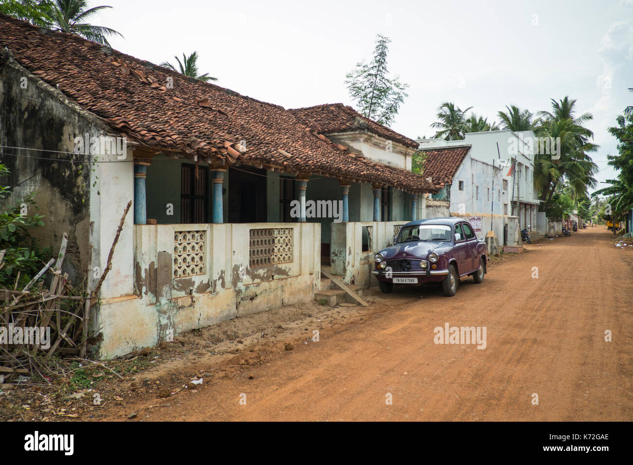 Uno stile tradizionale casa in tharangambadi con un tradizionale auto, l'Hindustan motors ambasciatore parcheggiata fuori. tranquebar ancora è molto affascinante. Foto Stock