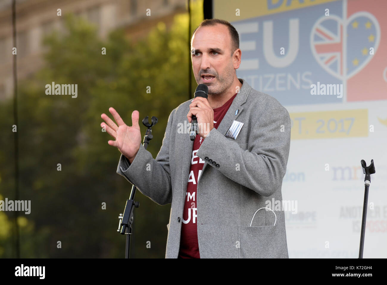 Joan Pons Laplan (infermiera e attivista da 3milioni di persone) che parla a una manifestazione dei cittadini dell'UE a Trafalgar Square, Londra, Regno Unito Foto Stock