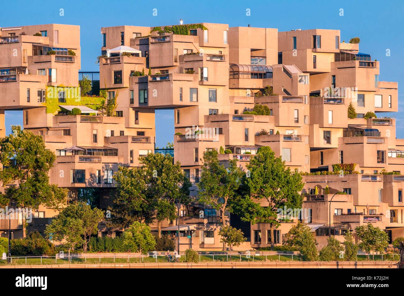 Canada,Provincia di Quebec,Montreal Habitat,67,o semplicemente Habitat,è un modello di comunità e complesso di abitazioni a Montreal, Canada, progettato da israeliani&#x2013;architetto canadese Moshe Safdie,è stato originariamente concepito come suo padrone la tesi di laurea in architettura presso la McGill University e poi costruito come un padiglione per Expo 67,la fiera mondiale detenute da aprile a ottobre 1967,è situato a 2600 Avenue Pierre-Dupuy sul Marc-Drouin Quay accanto al fiume San Lorenzo,Habitat 67 è ampiamente considerato un punto di riferimento architettonico e uno dei più riconoscibili e significativi edifici sia a Montreal Foto Stock