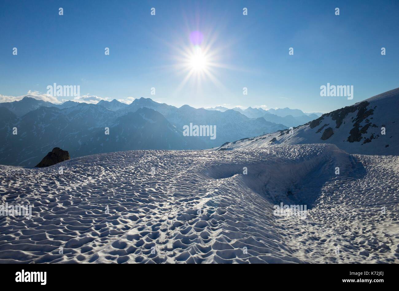 Suisse, Tessin, Col du Saint-Gothard, randonnŽe ˆ sci sur le sommet de la fibbia (2738 m) facilitŽe par l'ouverture estivale du col routier du Saint-Gothard Foto Stock