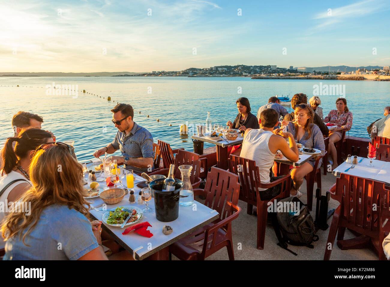 Francia, Bouches du Rhone, Marsiglia, Pointe Rouge, terrazza ristorante o pedalò Foto Stock