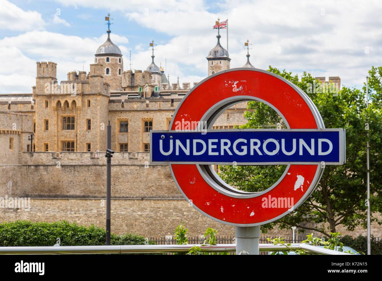 Regno Unito, Londra, il simbolo della metropolitana (marchio) e la Torre di Londra Foto Stock