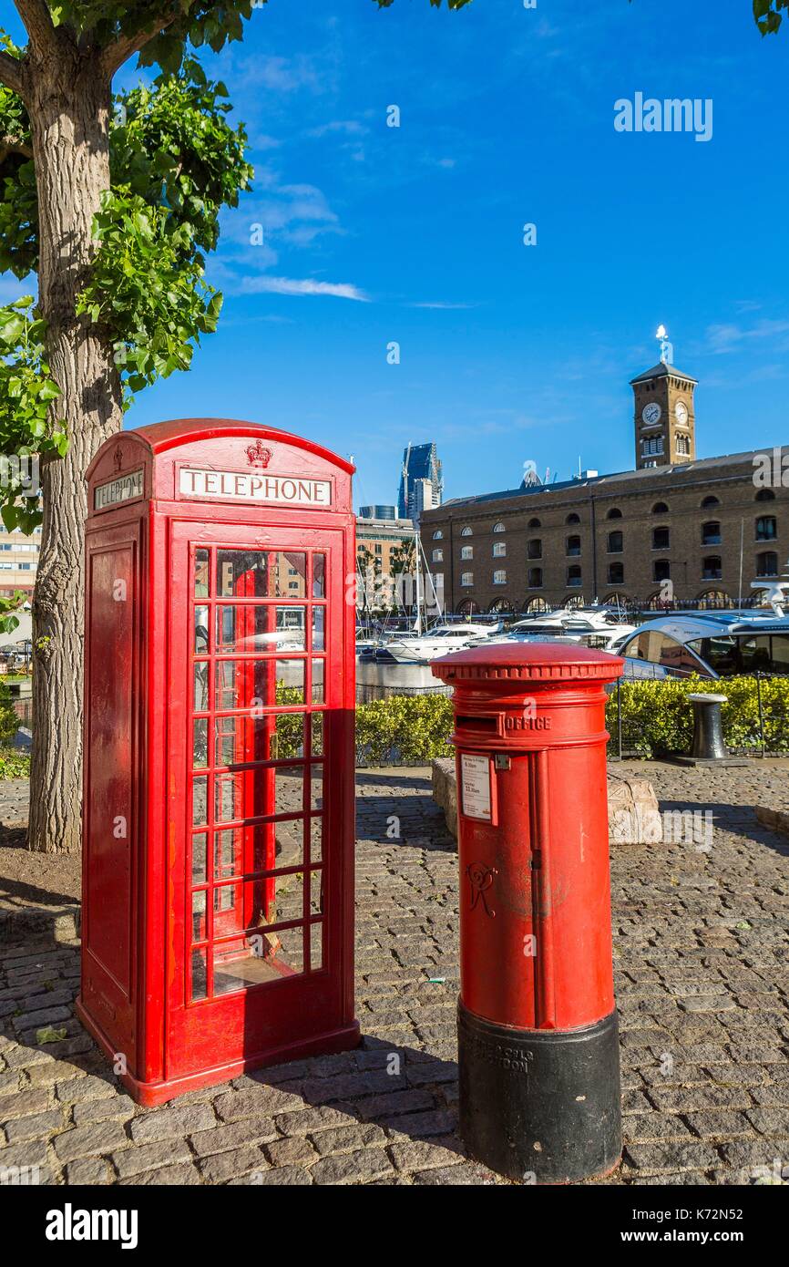 Regno Unito, Londra, Tower Hamlets district, St Katharine Docks, mailbox e cabina telefonica Foto Stock