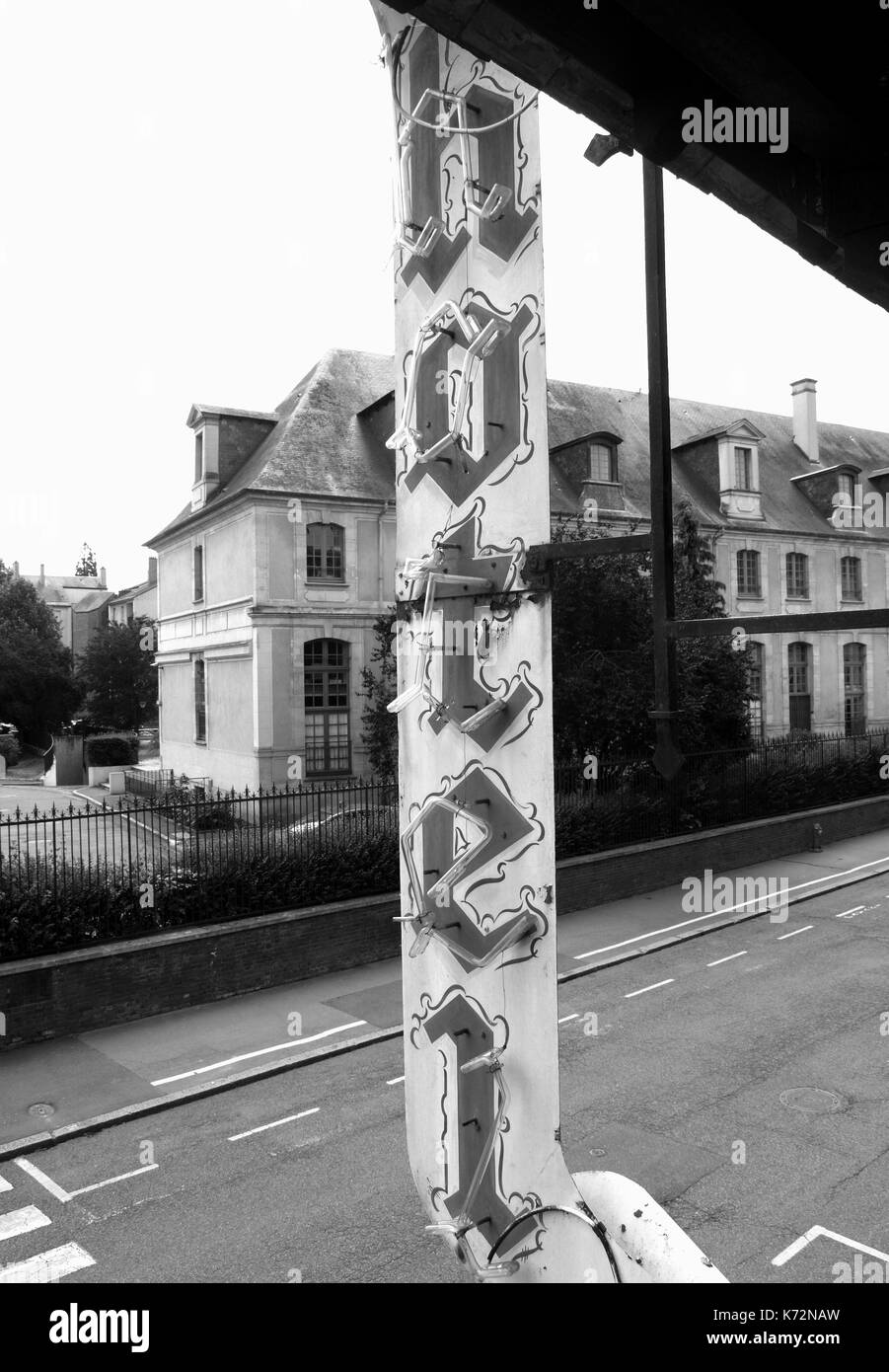 Immagine in bianco e nero di neon tradizionale hotel segno all'Hotel de Normandie, Evreux, Francia Foto Stock