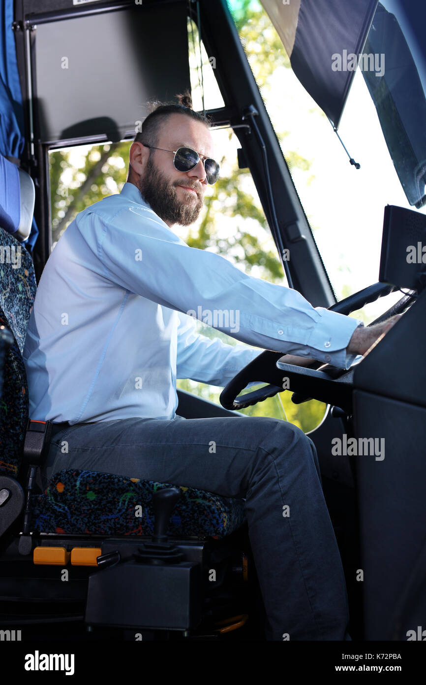 Autista. il conducente del bus navetta. driver. bus pubblico driver. Foto Stock