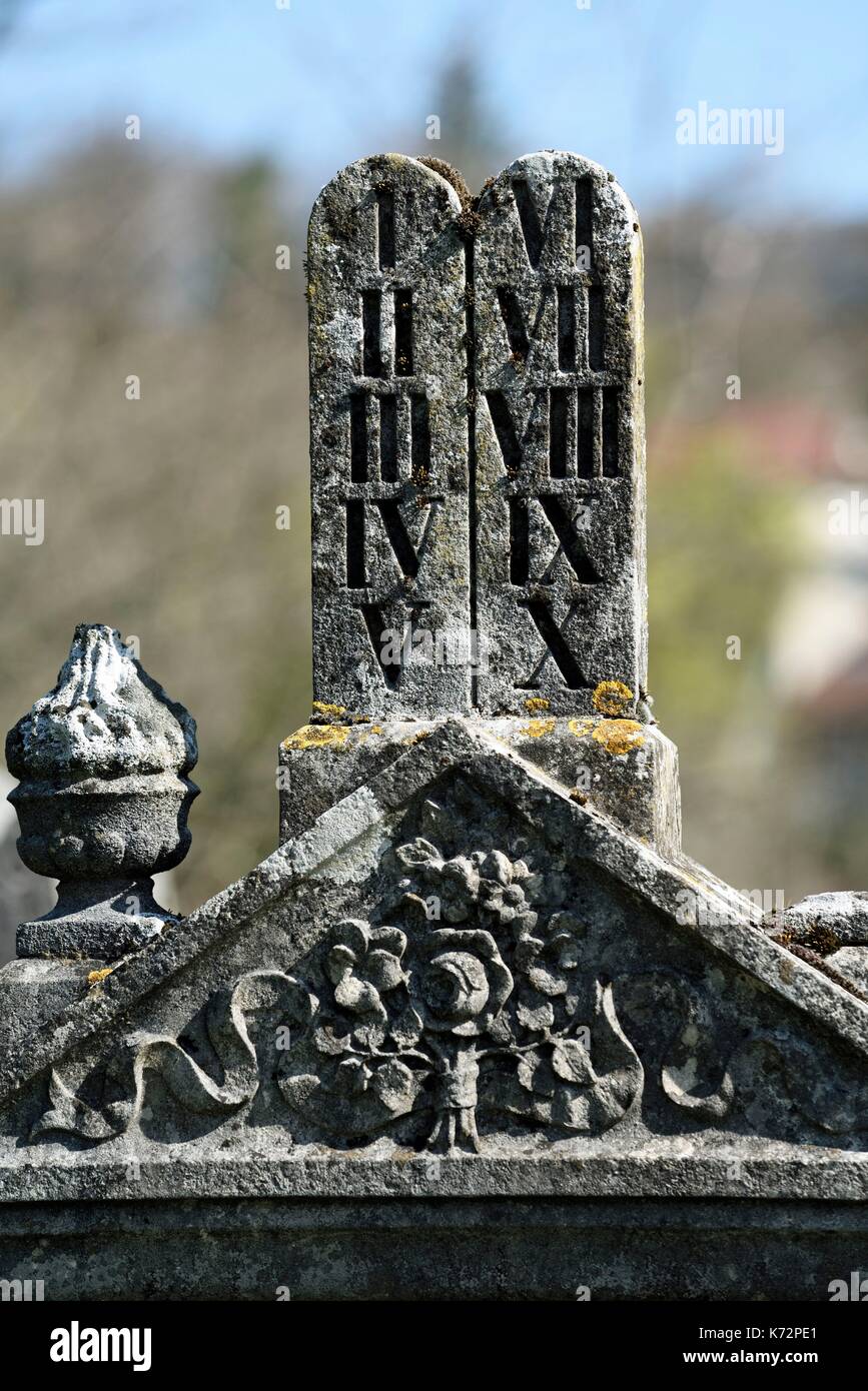 Francia, Doubs, Besancon, Anne Frank street, cimitero ebraico, antica stele Foto Stock