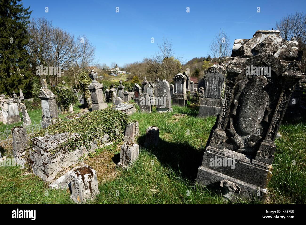 Francia, Doubs, Besancon, Anne Frank street, cimitero ebraico, antica stele Foto Stock