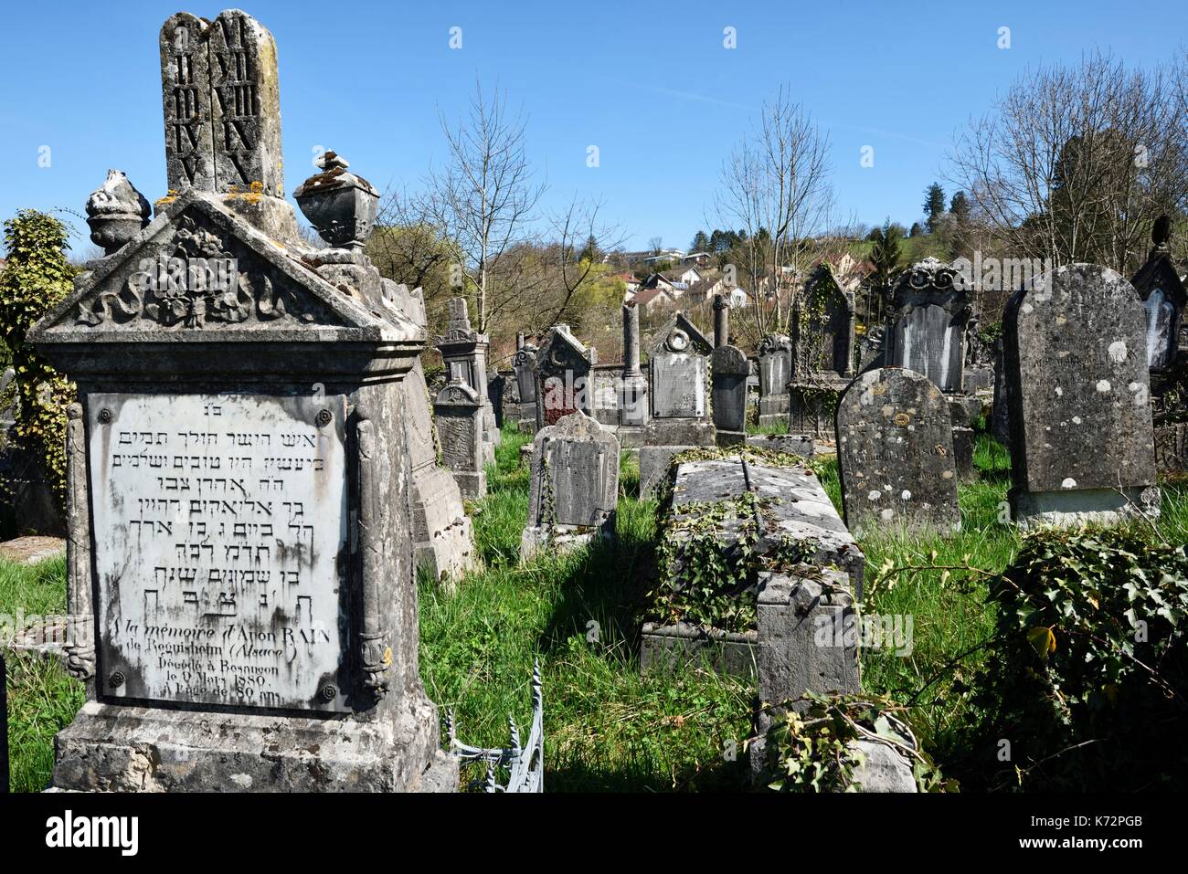 Francia, Doubs, Besancon, Anne Frank street, cimitero ebraico, antica stele Foto Stock