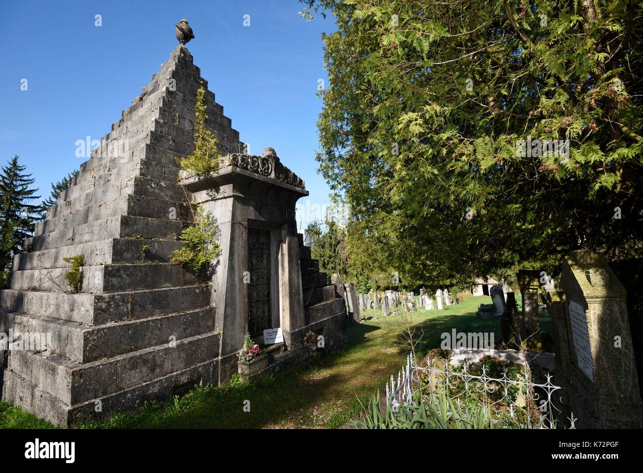 Francia, Doubs, Besancon, Anne Frank street, cimitero ebraico, la piramide Picard Foto Stock