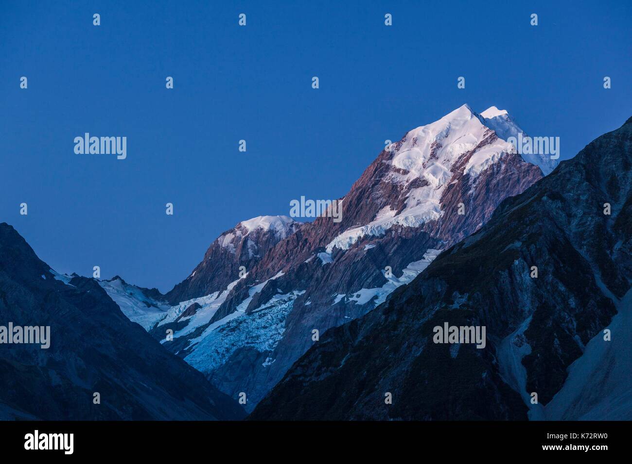 Nuova Zelanda, isola del sud, Canterbury, Aoraki-Mt. Cook National Park, Mt. Cuocere, crepuscolo Foto Stock