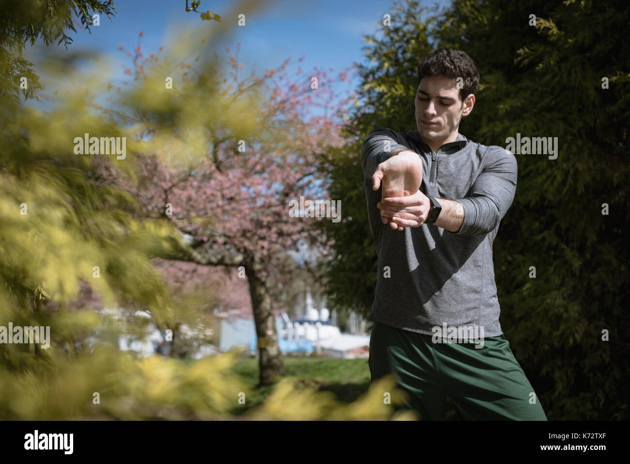 L'uomo esercita presso il Park durante la giornata di sole Foto Stock