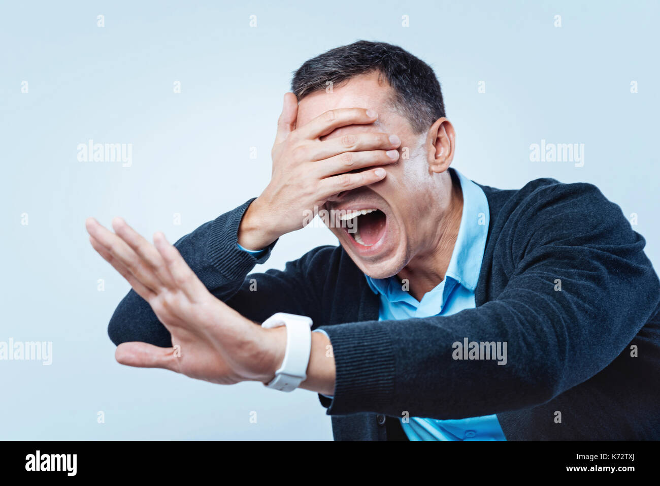 Ha sottolineato l'uomo non riesco a vedere niente sopra lo sfondo Foto Stock