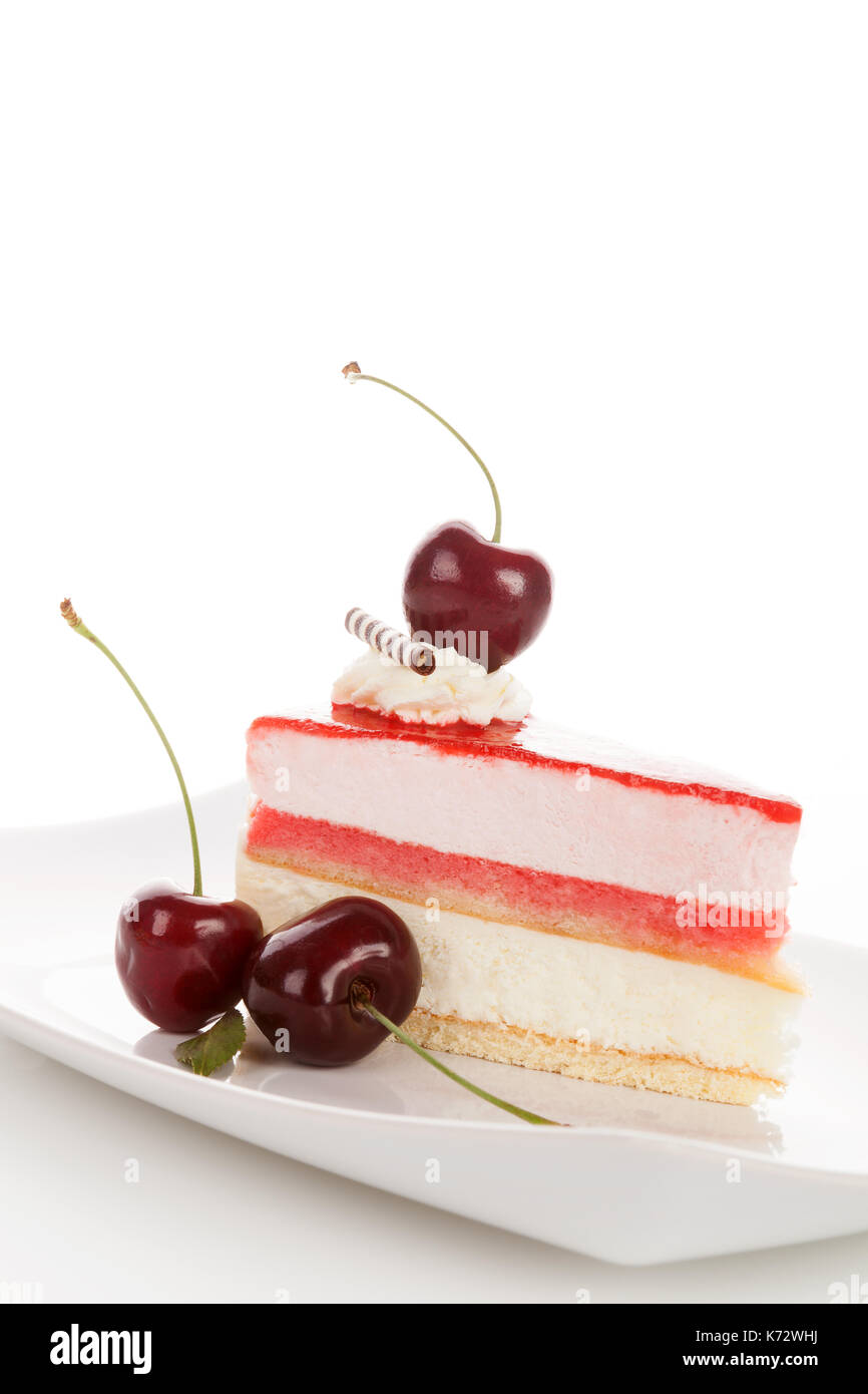 Deliziosa ciliegio dolce torta con ciliegie sulla piastra bianca. isolato su sfondo bianco Foto Stock