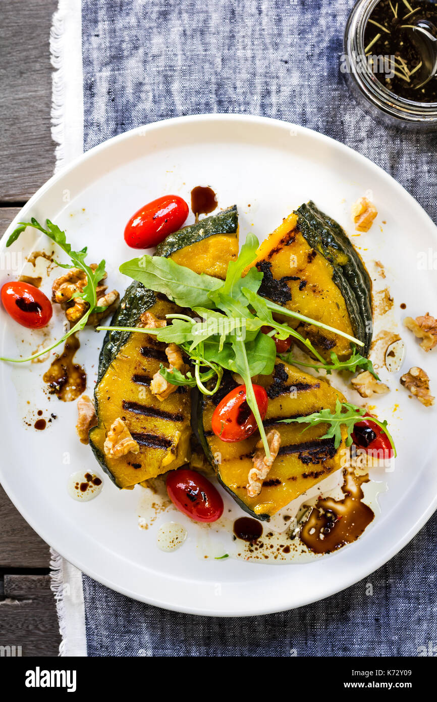 Zucca alla griglia con Pomodorini, Rucola e insalata di noce Foto Stock