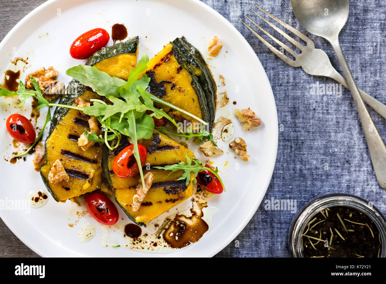 Zucca alla griglia con pomodoro ciliegino ,Rocket, e noce con insalata di condimento balsamico Foto Stock