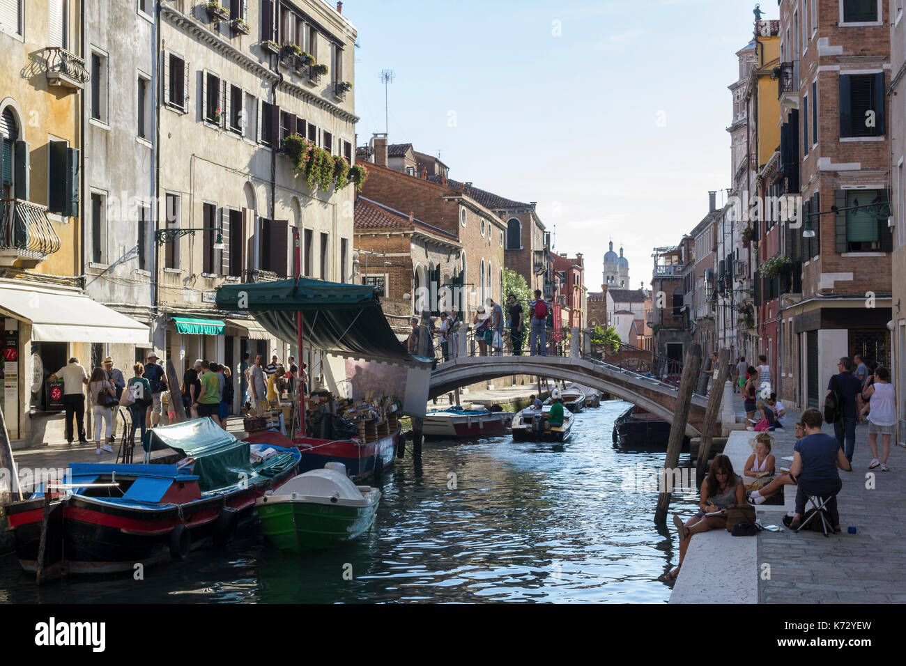 Una strada vivace e canal nel sestiere di Dorsoduro a venezia, Italia. Molti studenti vivono nella zona e il turismo è meno dominante che altrove a Venezia. Foto Stock