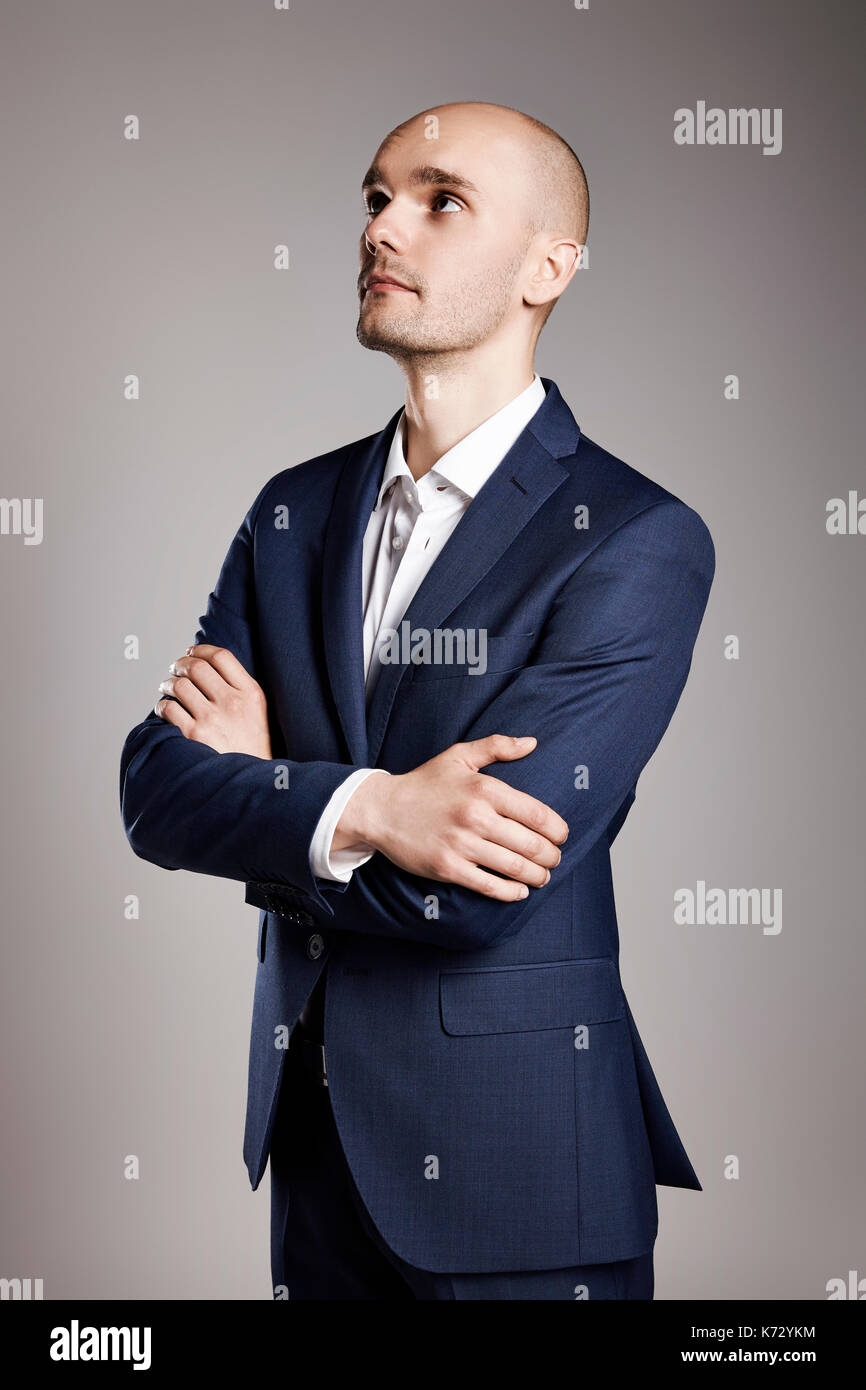 Ritratto di giovane pensieroso uomo che guarda verso l'alto. Foto Stock