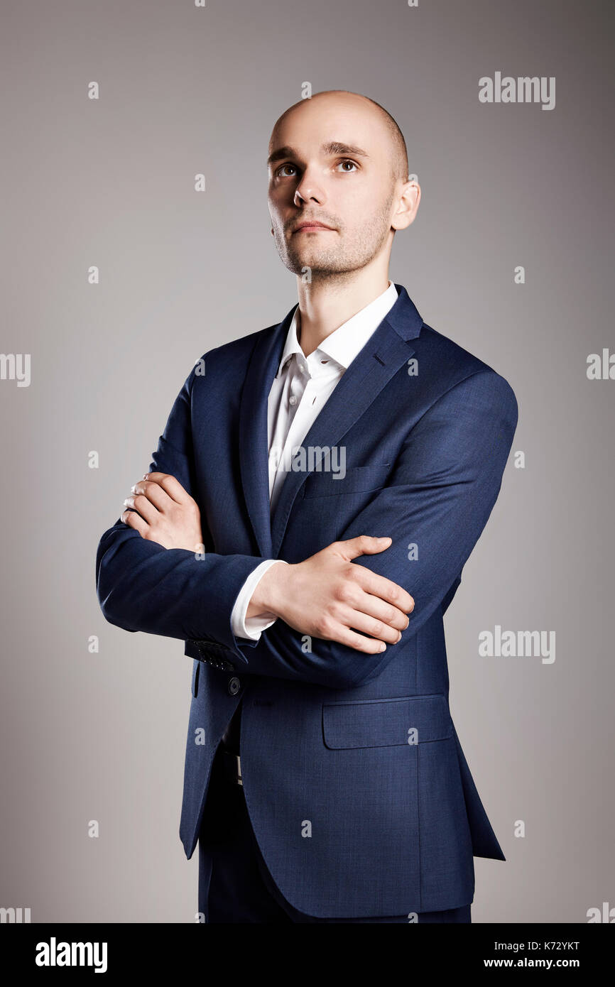 Ritratto di giovane pensieroso uomo che guarda verso l'alto. Foto Stock