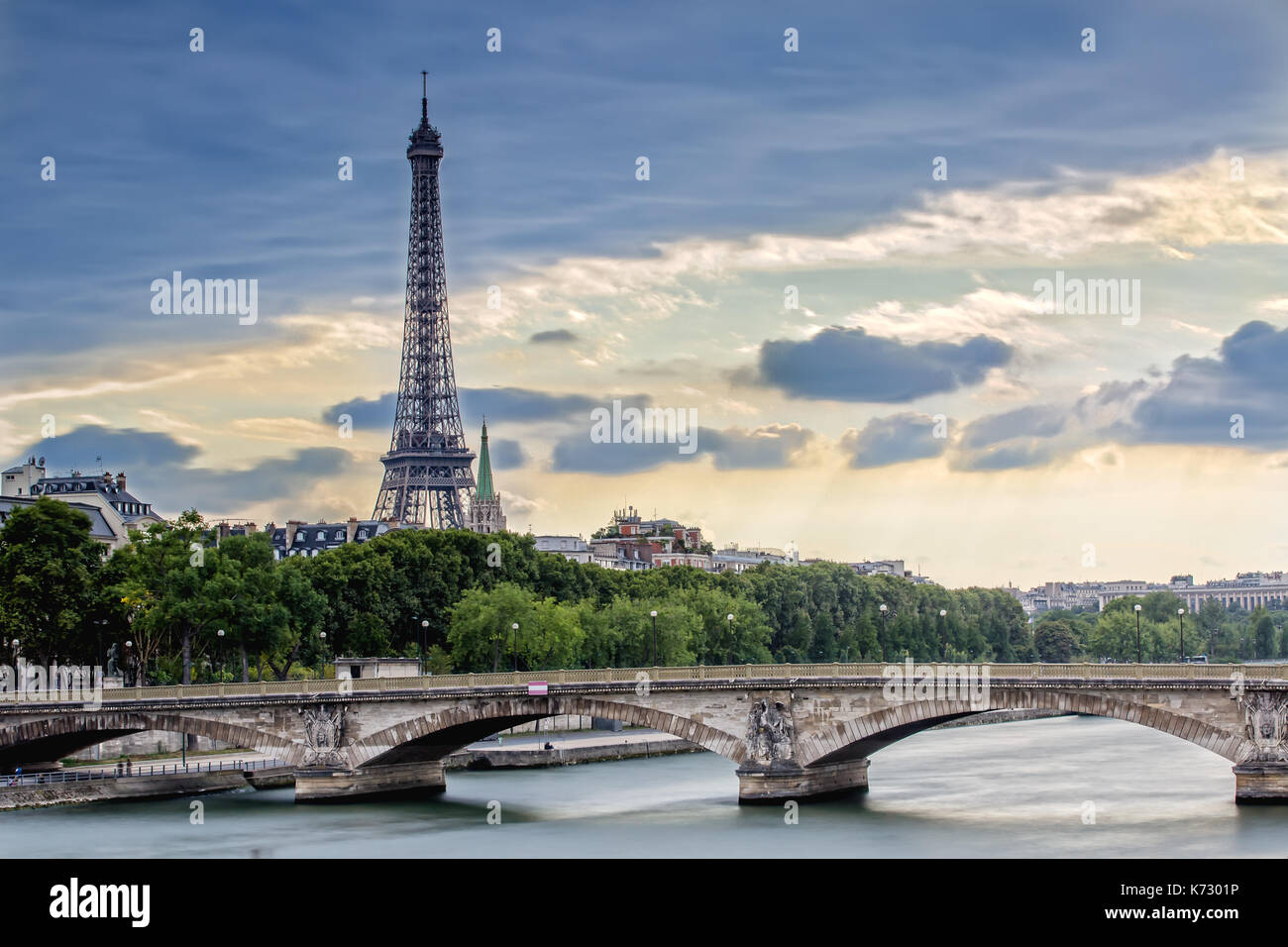 La tour Eiffel e la Senna a Parigi, Francia Foto Stock