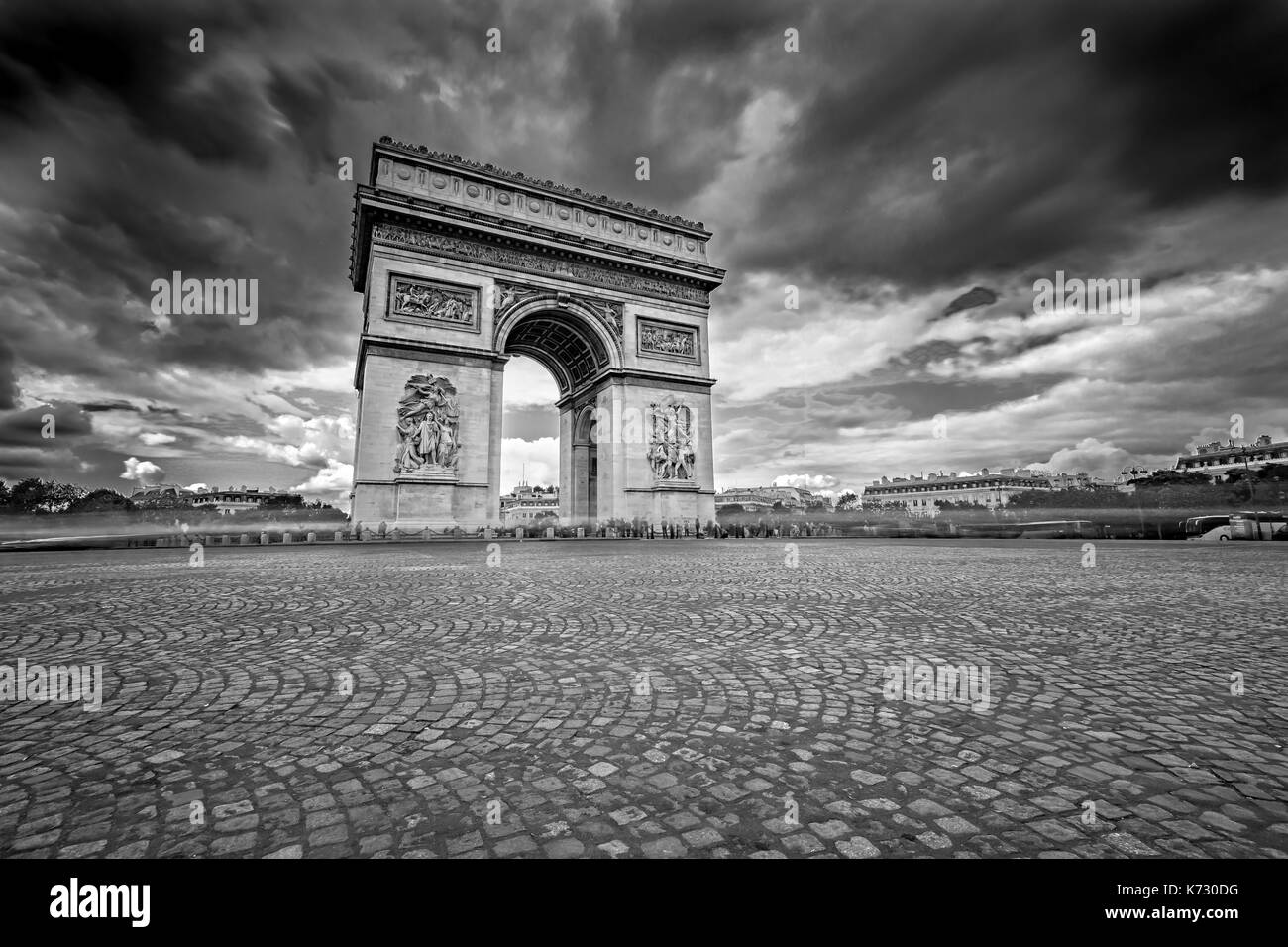 Nuvole scure provenienti oltre l'Arc de Triomphe a Parigi, Francia Foto Stock