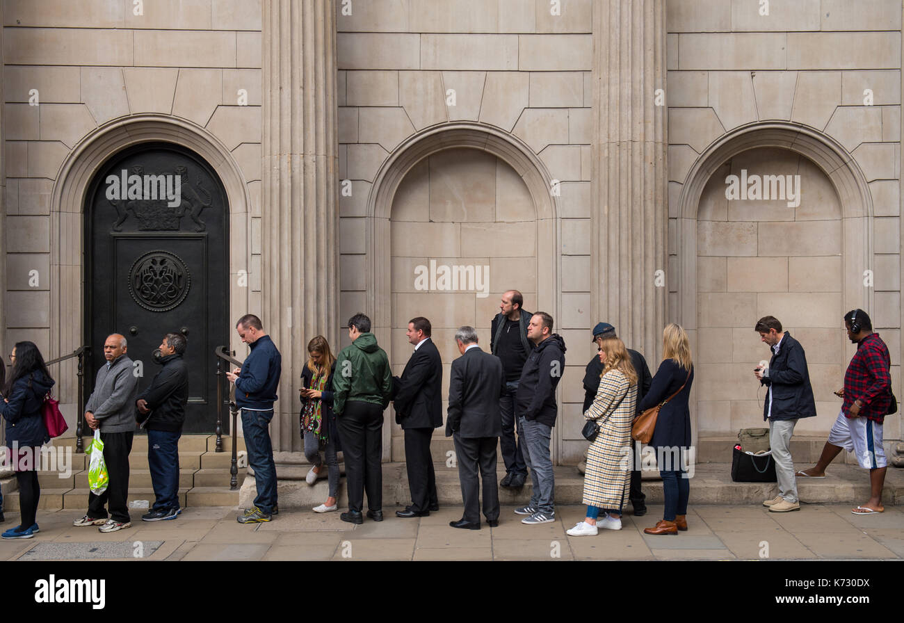 Coda di persone al di fuori della banca di Inghilterra a Londra, per lo scambio di denaro per i nuovi dieci pound nota dotato di Jane Austen. Foto Stock