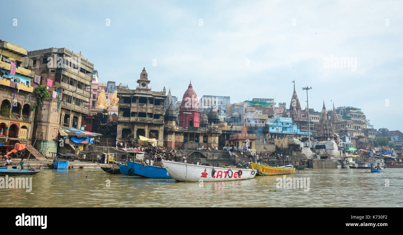 Varanasi, India - 12 lug, 2015. La masterizzazione ghats sulle rive del Gange riverbank a giornata soleggiata di Varanasi, India. varanasi, o benaras è uno dei più antichi livin Foto Stock