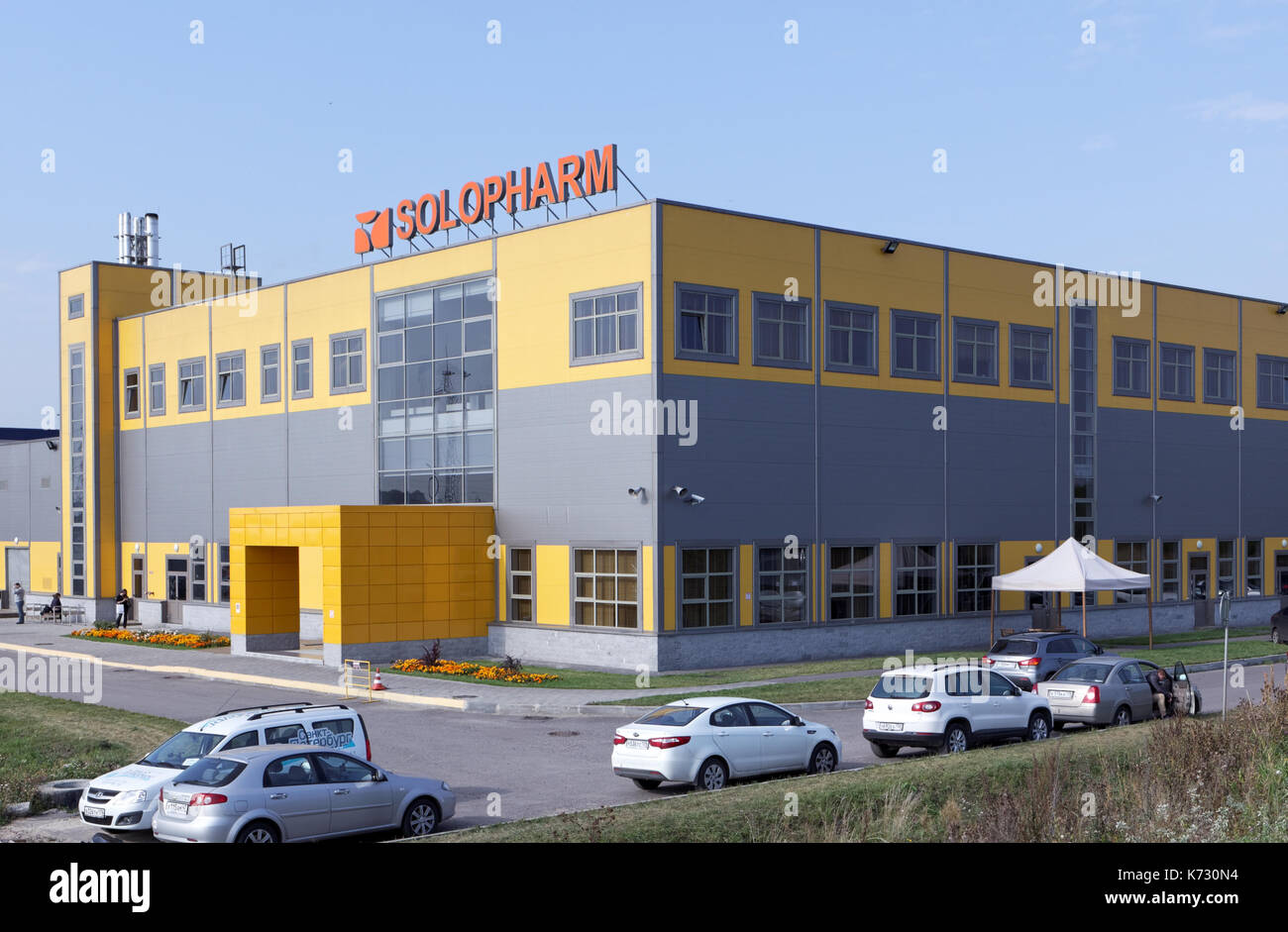 San Pietroburgo, Russia - 24 Settembre 2015: edificio principale dell'impianto Solopharm. Il nuovo e moderno stabilimento farmaceutico è stato costruito in conformità con Go Foto Stock