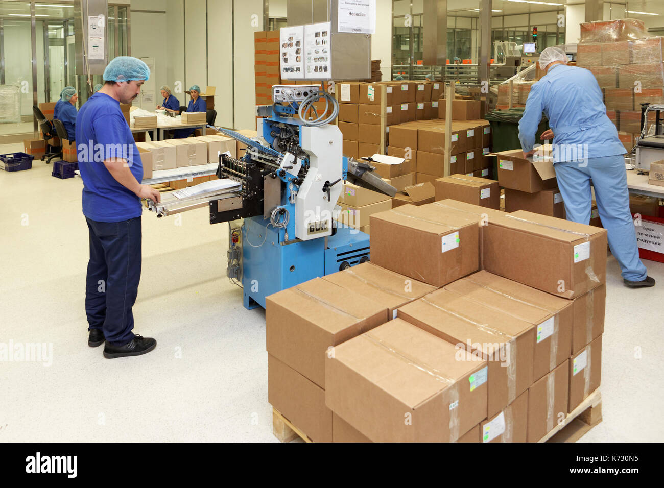 San Pietroburgo, Russia - 24 Settembre 2015: lavoratori istruzioni di rotolamento per i farmaci sulla pianta Solopharm. Il nuovo e moderno stabilimento farmaceutico Foto Stock