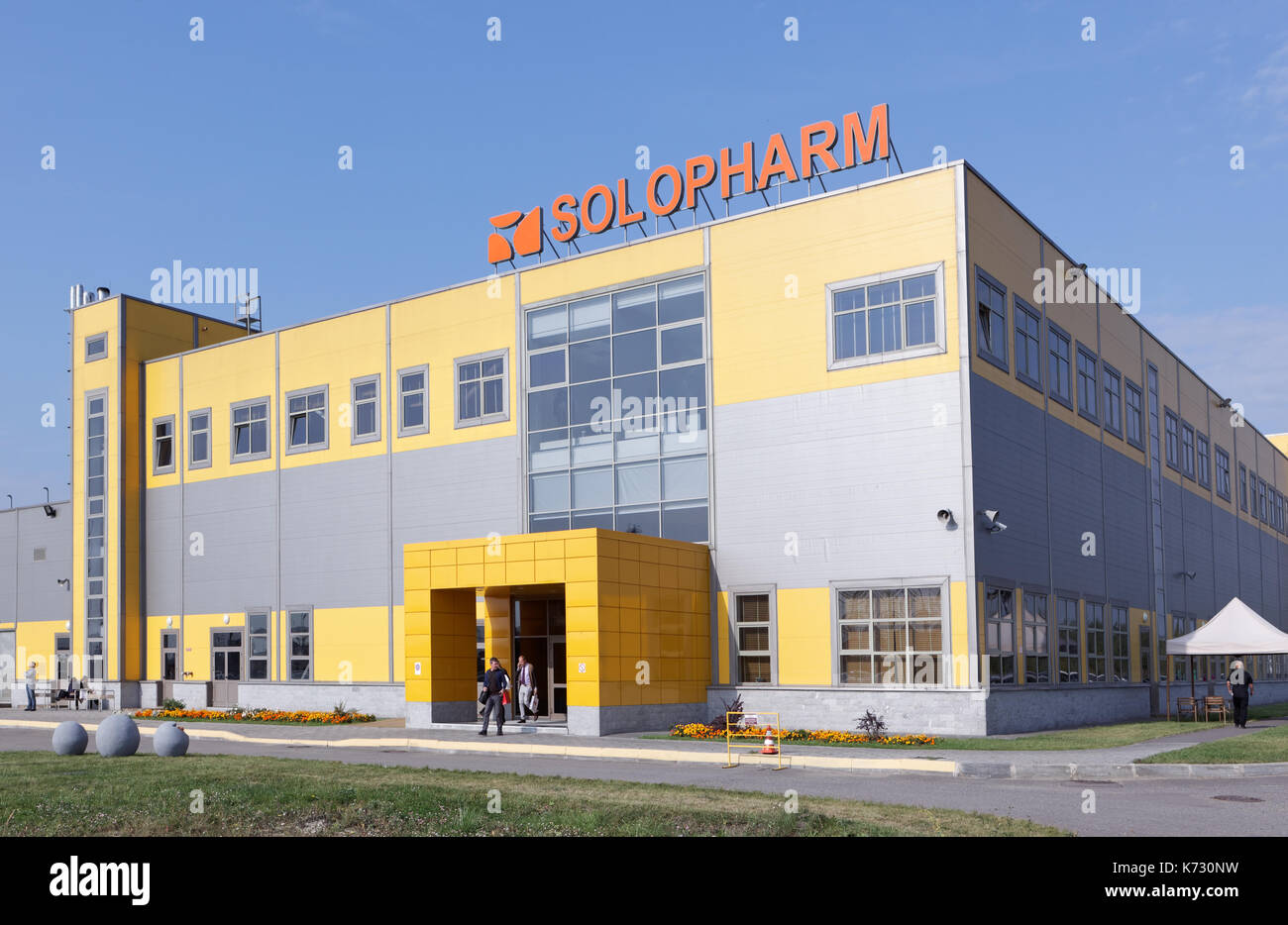 San Pietroburgo, Russia - 24 Settembre 2015: edificio principale dell'impianto Solopharm. Il nuovo e moderno stabilimento farmaceutico è stato costruito in conformità con Go Foto Stock