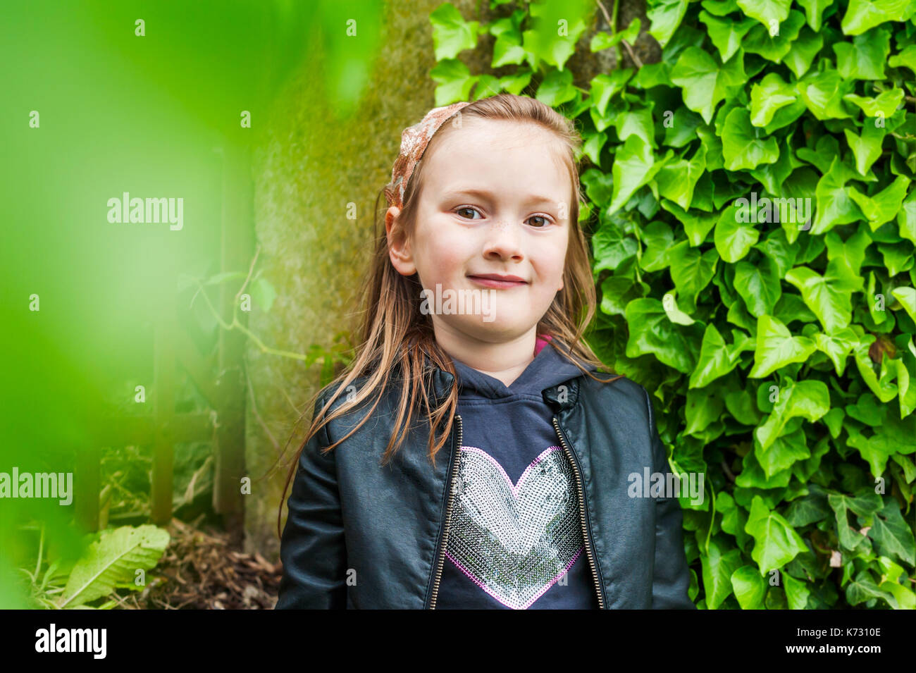 Outdoor ritratto della graziosa bambina vestita di nero giacca di pelle  Foto stock - Alamy