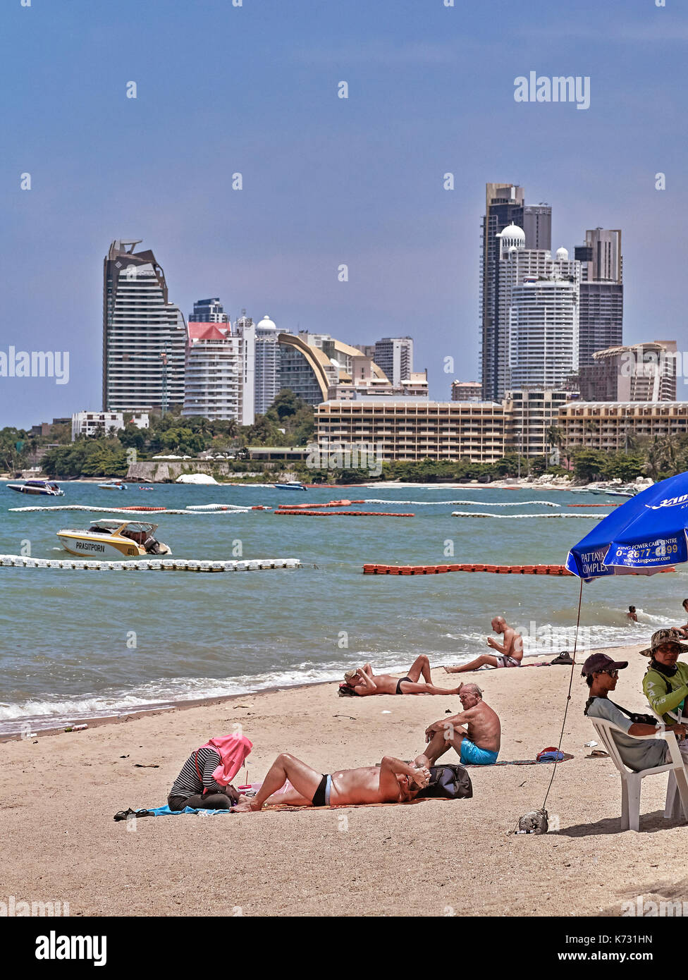 Spiaggia di Pattaya e alberghi. Con vista sull'oceano. Asian beach resort. Thailandia del sud-est asiatico Foto Stock