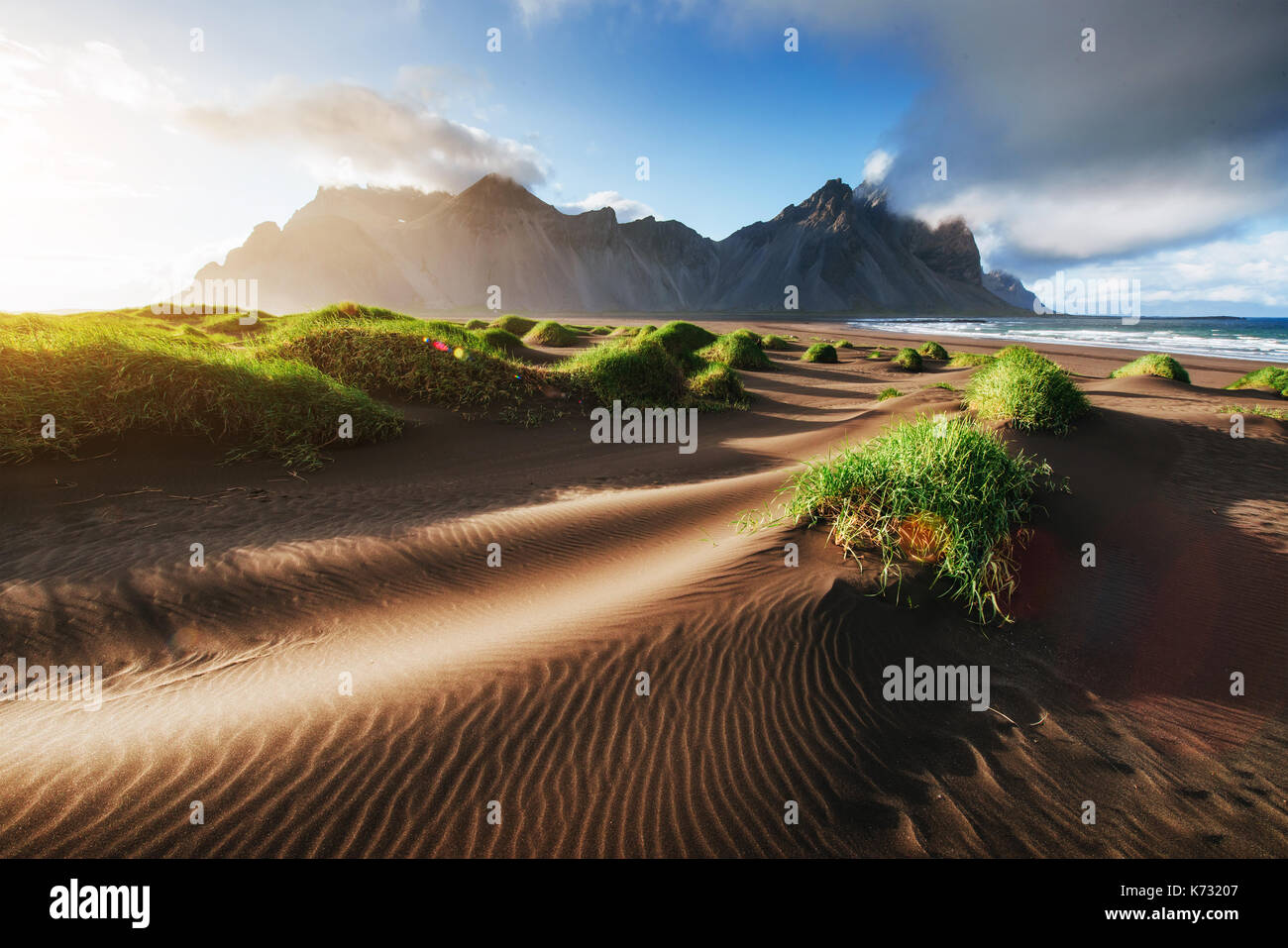 Fantastico ovest della montagna e lava vulcanica dune di sabbia sulla spiaggia stokksness, Islanda. Foto Stock