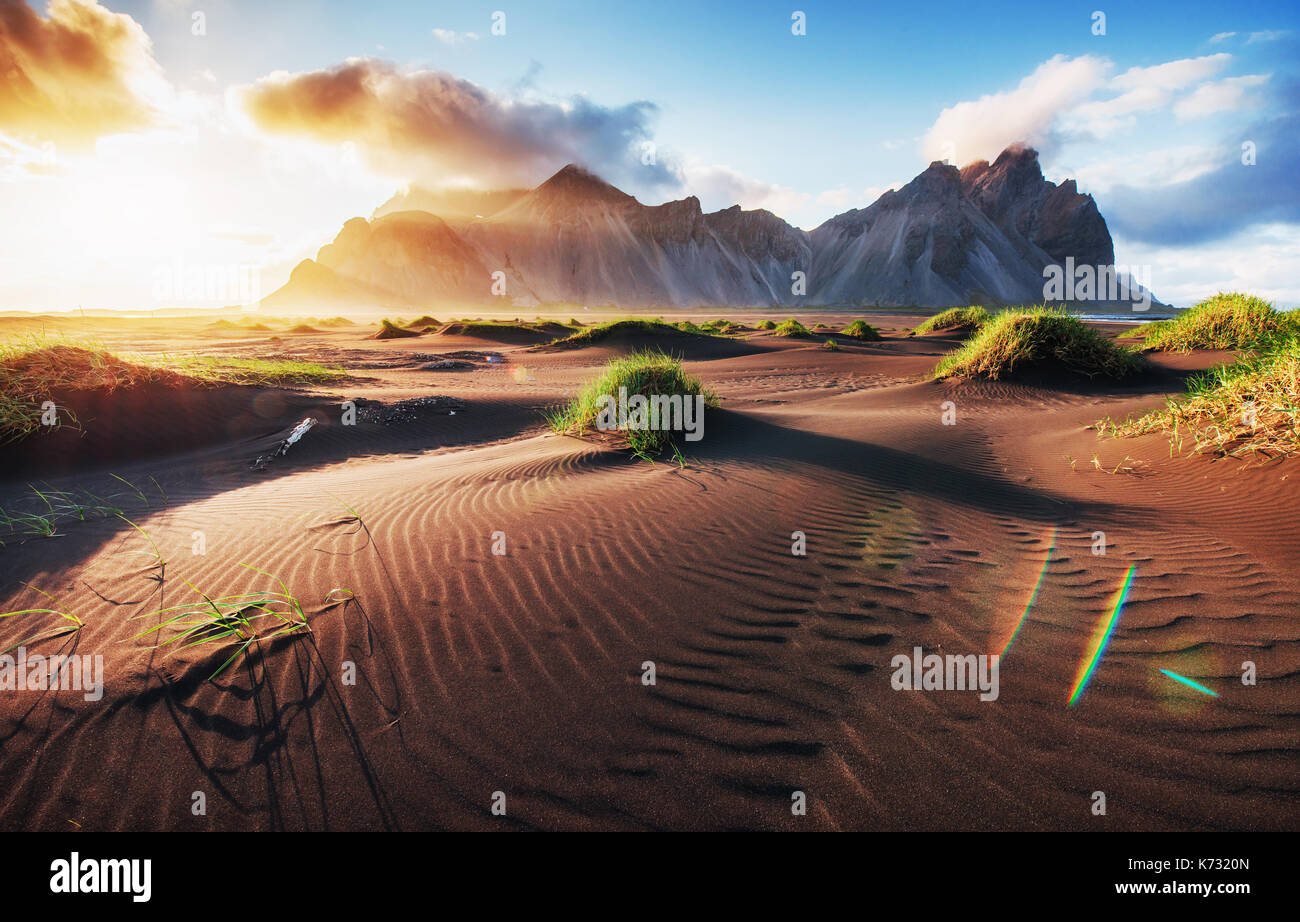 Fantastico ovest della montagna e lava vulcanica dune di sabbia sulla spiaggia stokksness, Islanda. Foto Stock