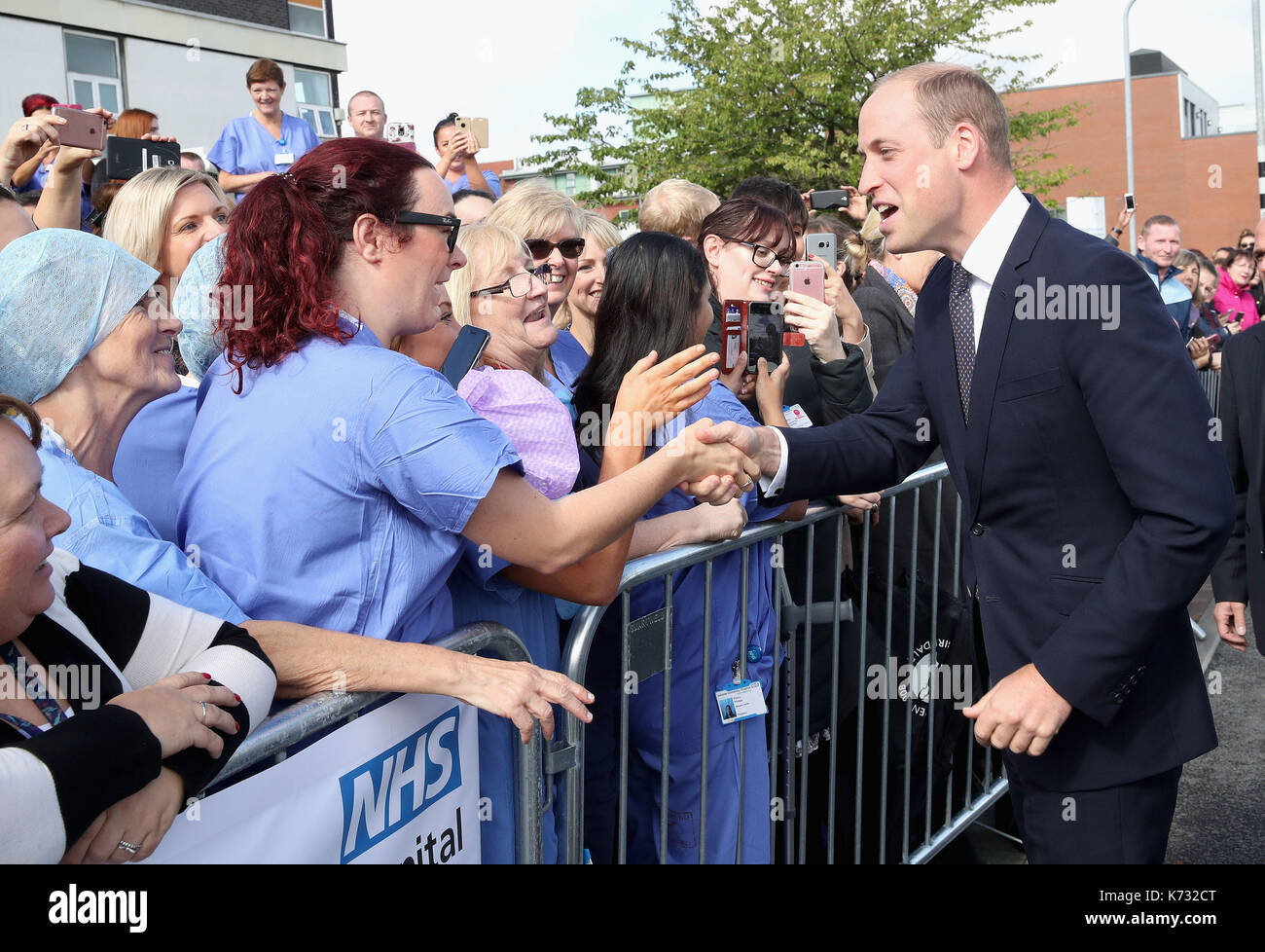 Il duca di cambridge soddisfa il personale ospedaliero durante la sua visita a Eglinton university hospital dove ha inaugurato la nuova assistenza urgente e trauma center. Foto Stock