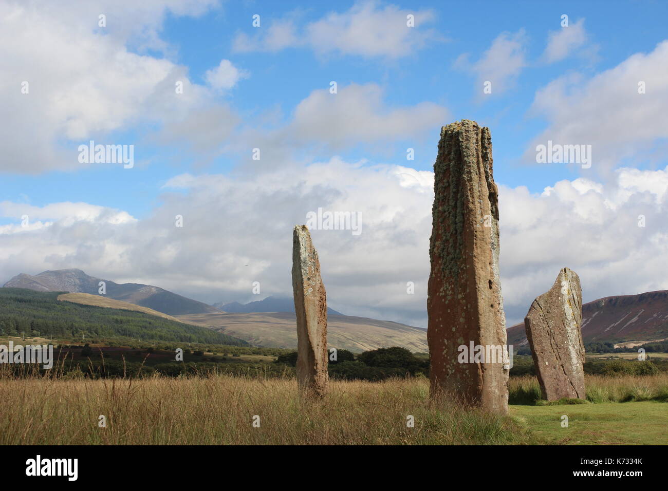 Antico cerchio di pietra sull'isola di Arran, Scozia nella parte anteriore delle montagne Foto Stock