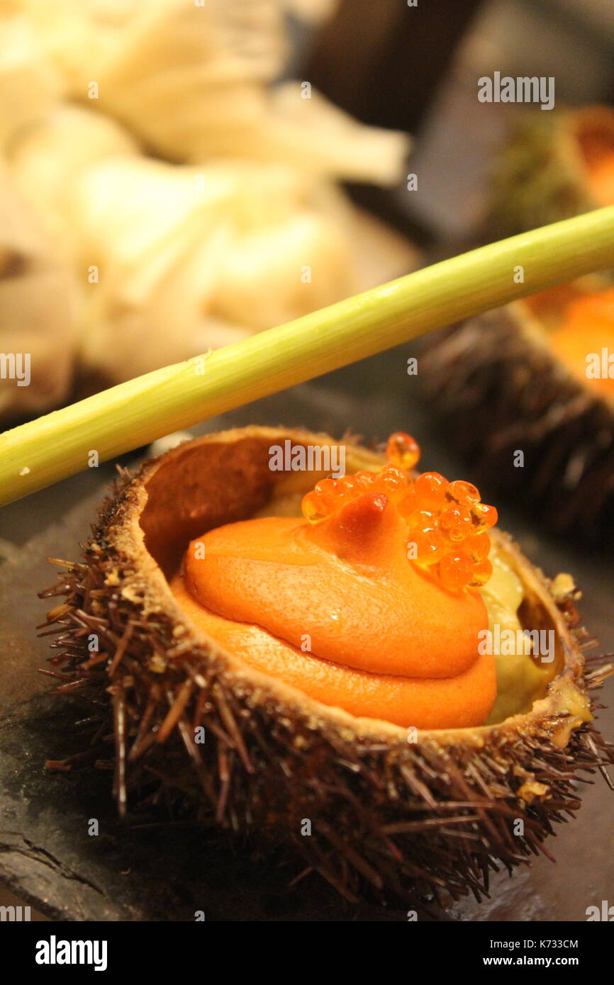 Ricci di mare servita con mousse di arancia e caviale in un bar di san sebastian. Foto Stock