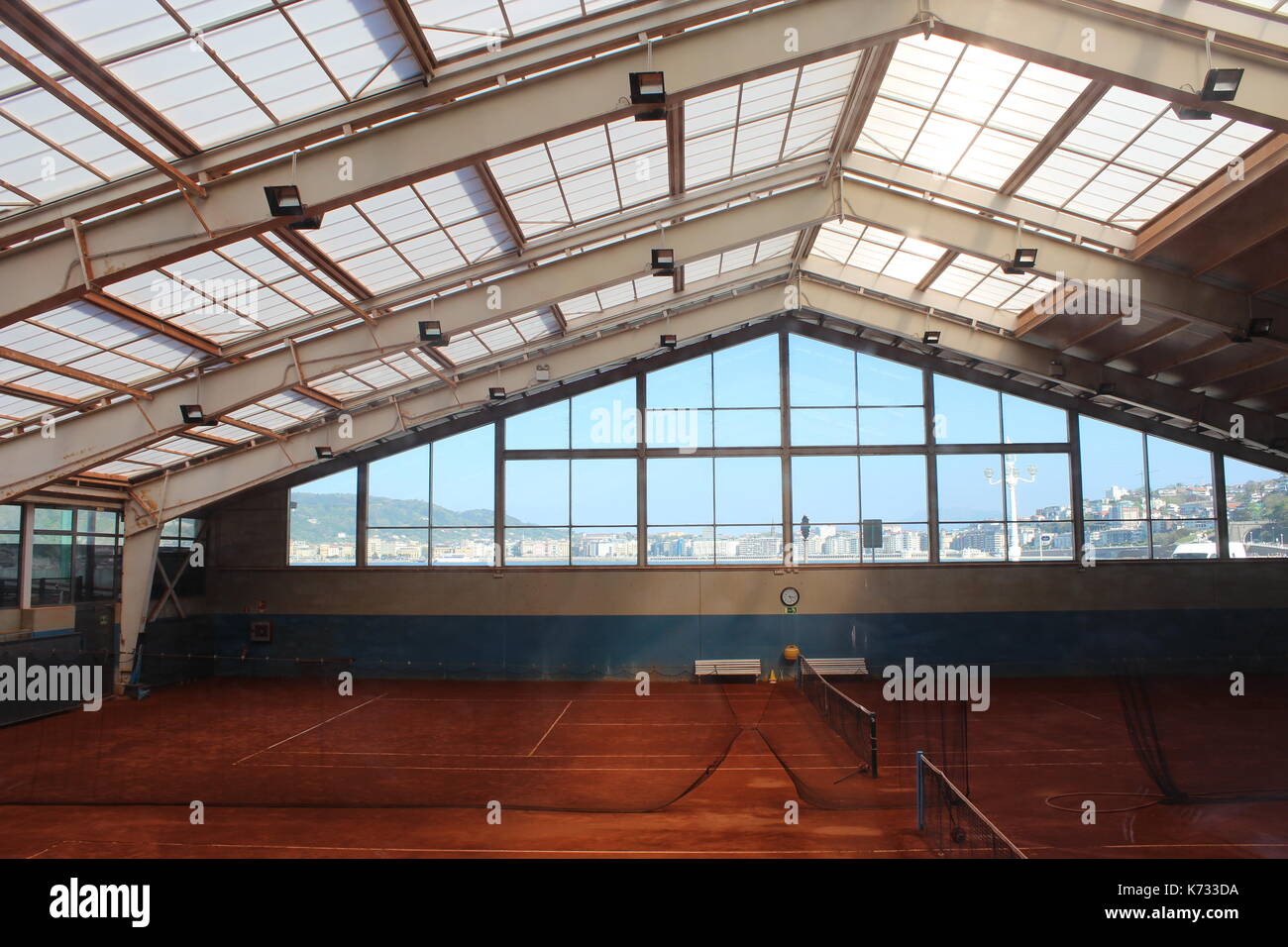 Piscina Campi da tennis in argilla in Spagna coperta dal tetto di vetro con cielo blu in background. Foto Stock