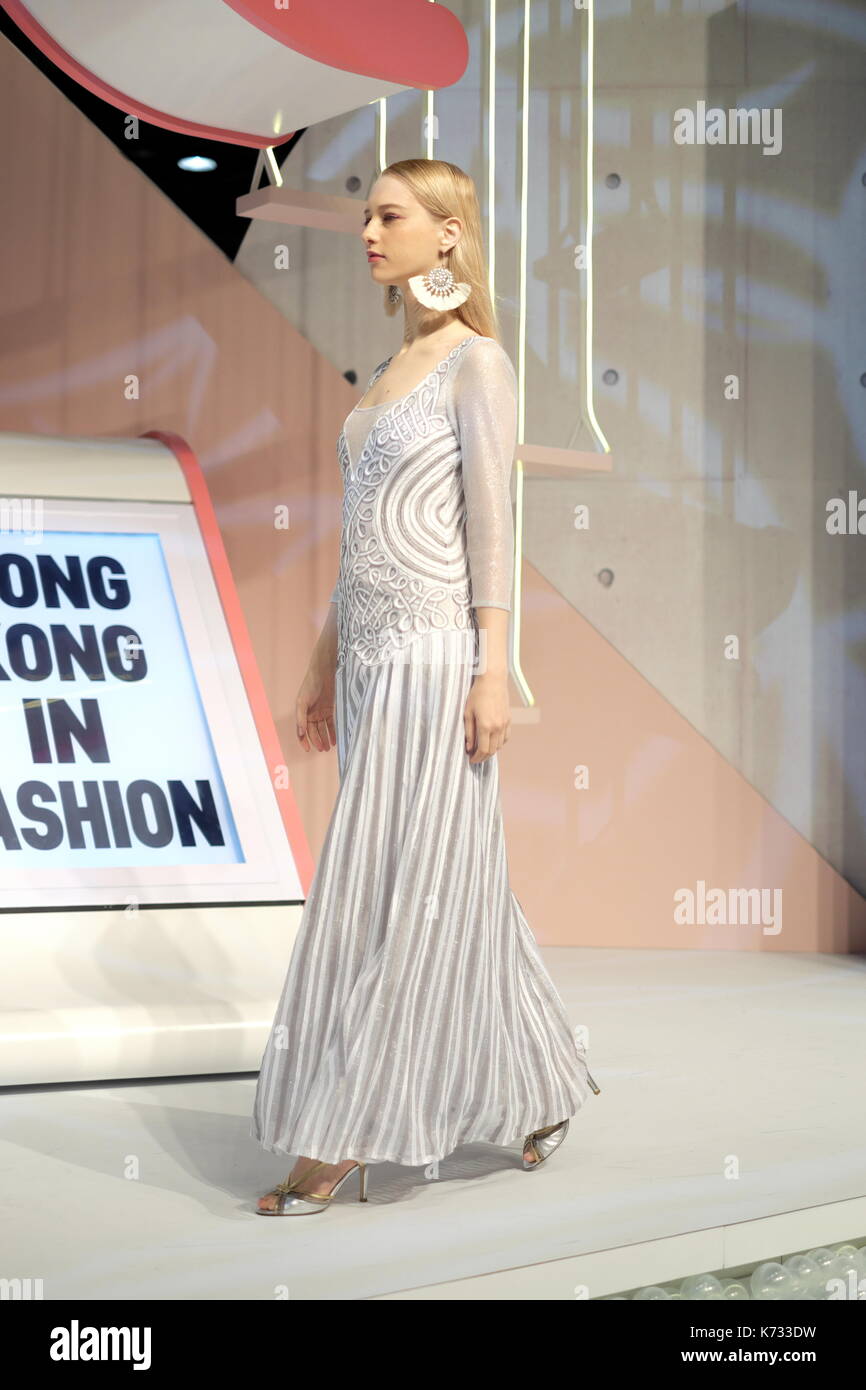 Modello di moda sul palco durante il centro della scena fashion show come parte del "Hong Kong nella campagna di moda" lanciato a metà agosto. Foto Stock