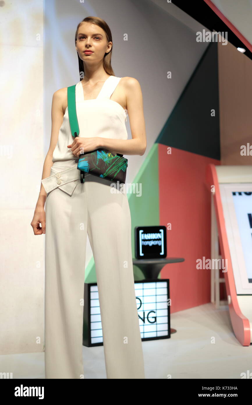 Modello di moda sul palco durante il centro della scena fashion show come parte del "Hong Kong nella campagna di moda" lanciato a metà agosto. Foto Stock