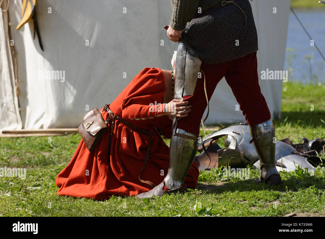 San Pietroburgo, Russia - Luglio 8, 2017: partecipante del cavaliere corazzato torneo la preparazione per la battaglia durante la storia militare progetto battaglia su Foto Stock