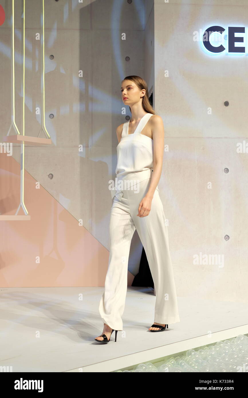 Modello di moda sul palco durante il centro della scena fashion show come parte del "Hong Kong nella campagna di moda" lanciato a metà agosto. Foto Stock